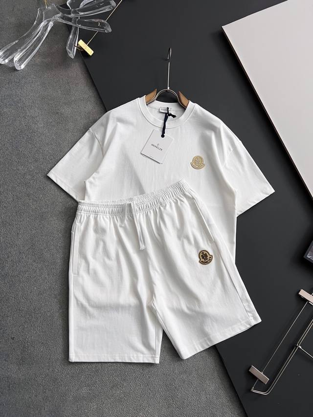 套装Moncle* 2025春夏新款男女同款短袖T恤 Logo刺绣设计 极具设计精选客供100%全棉面料 手感柔软亲肤 着身舒适透气性都无法挑剔 实物绝对会让你