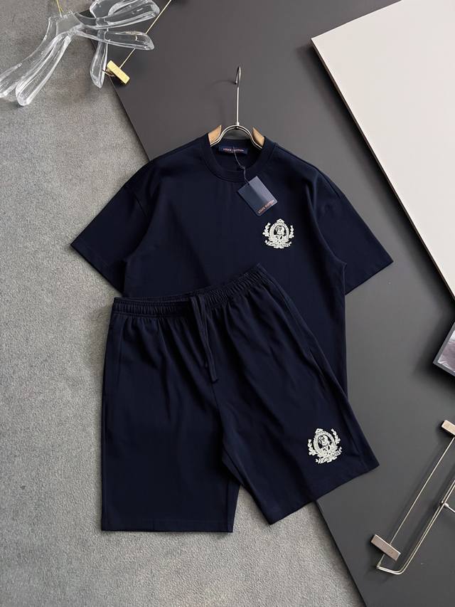 套装1V藏蓝 2025春夏新款男女同款短袖T恤 Logo刺绣设计 极具设计精选客供100%全棉面料 手感柔软亲肤 着身舒适透气性都无法挑剔 实物绝对会让你爱不释