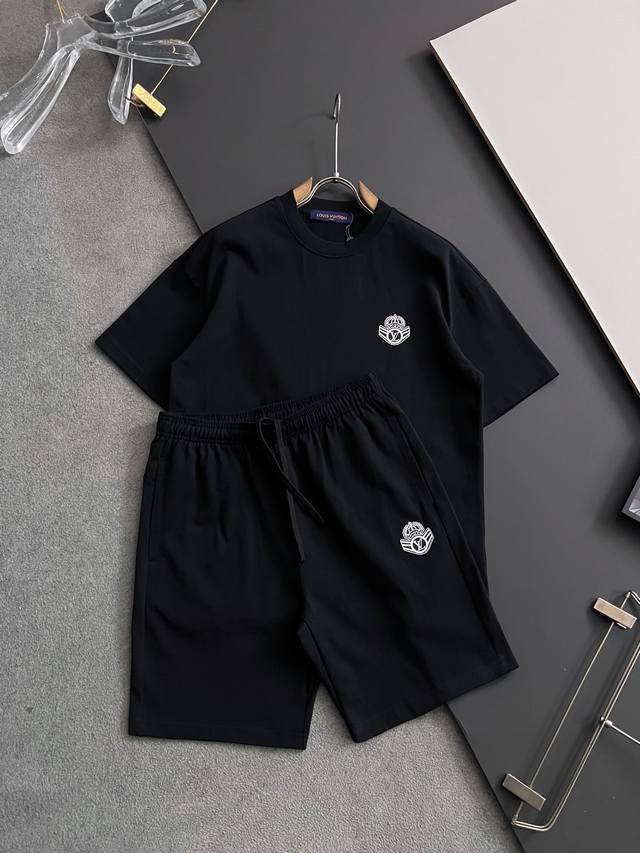 套装1V 2025春夏新款男女同款短袖T恤 Logo刺绣设计 极具设计精选客供100%全棉面料 手感柔软亲肤 着身舒适透气性都无法挑剔 实物绝对会让你爱不释手
