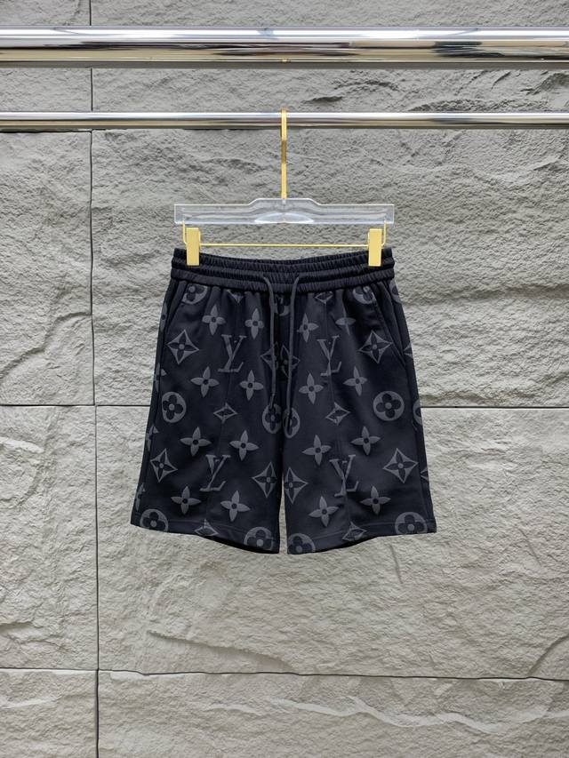 Lv 2025春夏新款男士休闲短裤 高端货简洁时尚大方 定制原版进口面料 简洁利落又清爽 品质做工细节经得起任何形式检验简约大方百搭款 上身优雅帅气 焕然一新的