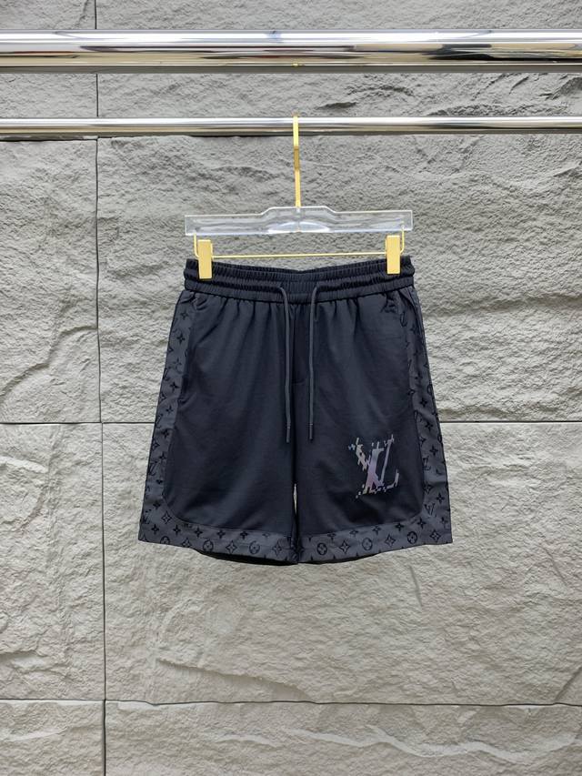 Lv 2025春夏新款男士休闲短裤 高端货简洁时尚大方 定制原版进口面料 简洁利落又清爽 品质做工细节经得起任何形式检验简约大方百搭款 上身优雅帅气 焕然一新的