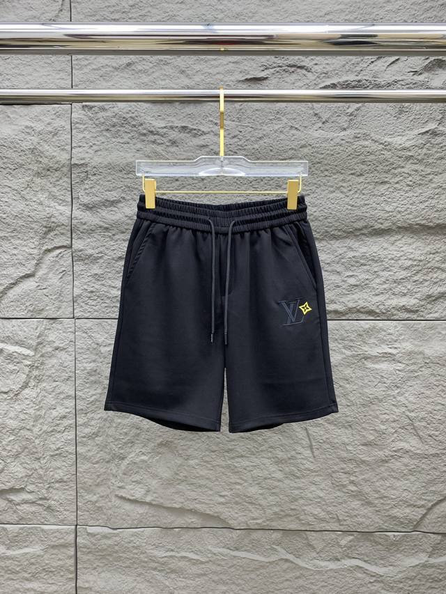 Lv 2025春夏新款男士休闲短裤 高端货简洁时尚大方 定制原版进口面料 简洁利落又清爽 品质做工细节经得起任何形式检验简约大方百搭款 上身优雅帅气 焕然一新的