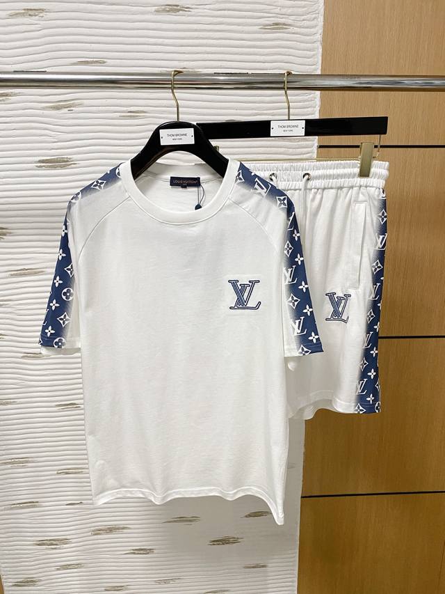 Lv 2025春夏新款休闲套装 最新款全网独家首上 ~既经典有时尚百搭 谁不爱啊 将经典再次展现 非常的耐看 自带低奢光环与辨识度 传统的品牌理念和现代化的先进