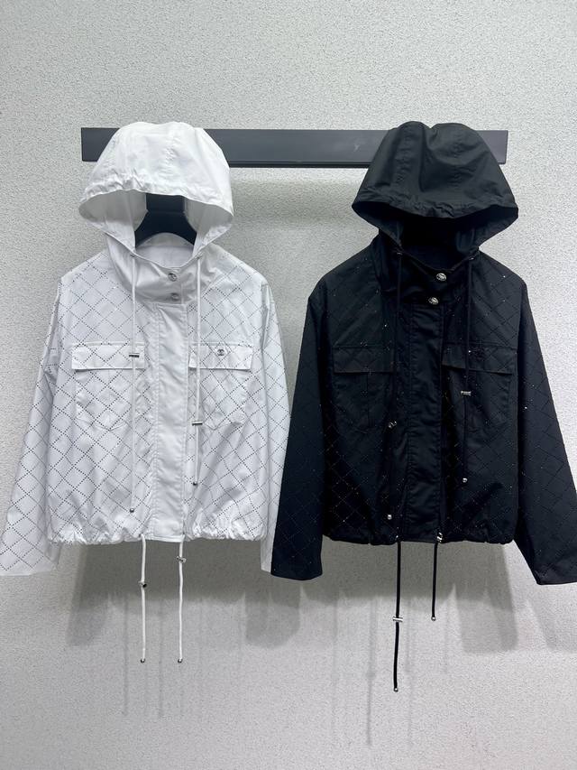 70678# 小香烫钻外套 小香风一系列重工烫钻连帽外套 非常高级的进口高密度质地 仔细看细节最具特色的上身非常飒 干净有品 提气质~~完全按照高定成衣水准 无
