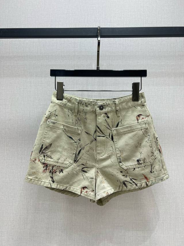 强烈推荐 Dio*2025春夏新款 印花牛仔短裤 系列出品 经典时尚 一如既往的高级有气质 都是不挑人的款 口袋设计轻松彰显出迪家的高级感 看着就是上档次 一个