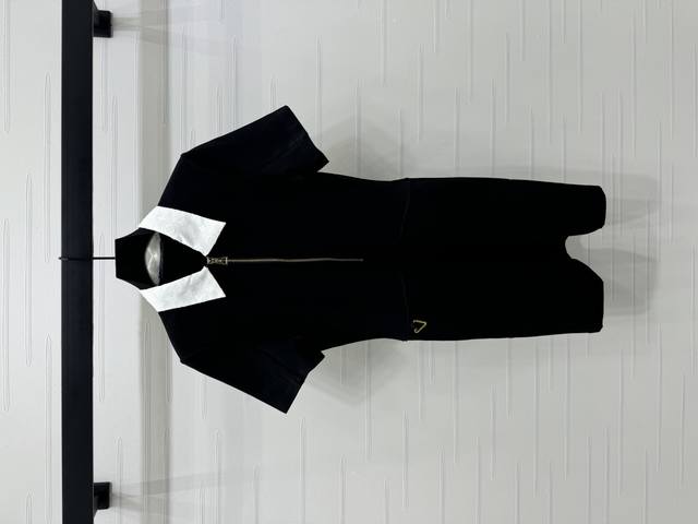 上新原单高端品质Louis Vui*Ton 2025春夏最新系列 烧花翻领短袖裙 定制进口斜纹棉材质 质感十足 通体素色配合领口四叶草字母提花徽标元素 彰显品牌