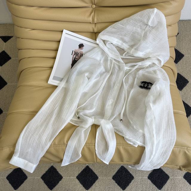 超级爆款推荐 25Ss夏季新款 小香中古皱皱天丝连帽防晒衣 超清透防晒外出或空调房都很适合 懒人最爱的舒适实穿度非常高 没有身材门槛随意搭配都好看 下摆绑带设计
