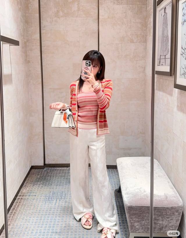 fd 夏季新款 夏日系列彩虹条吊带小背心 下摆刺字母印花 又甜又飒气质神秘又高贵 进口瑞士机织工艺经典版型气质随性优雅 经典不挑人上身超显瘦 两个色Sml
