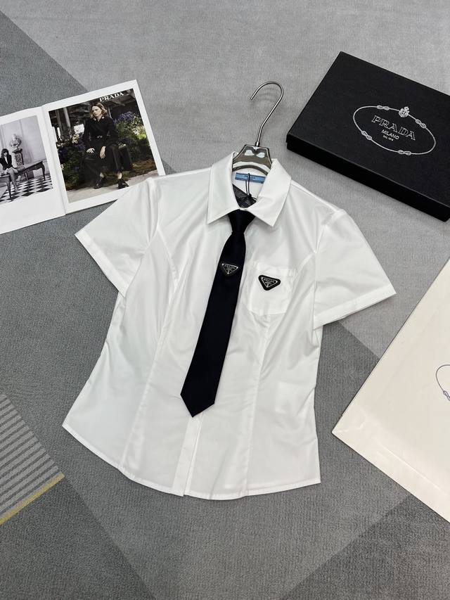 高品质prada2025夏季新款收腰显瘦短袖衬衫口袋三角牌装饰搭配领带纯棉面料高品质白色Sml
