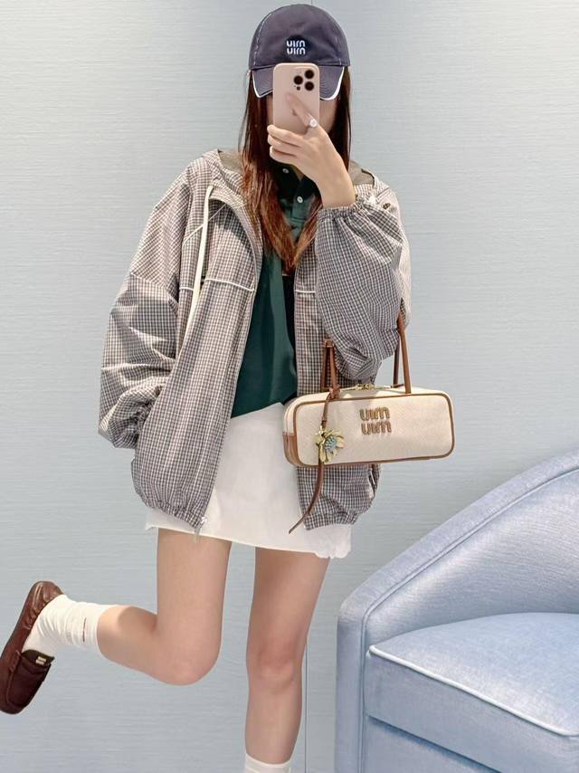 Miumi* 25Ss春夏新款 知性分子定织格纹设计风衣外套丨独家Yb开发 高版出品 男女同款宽松版型 甜妹减龄运动少女连帽外套上身绝绝子 高级配色帅气又拉风