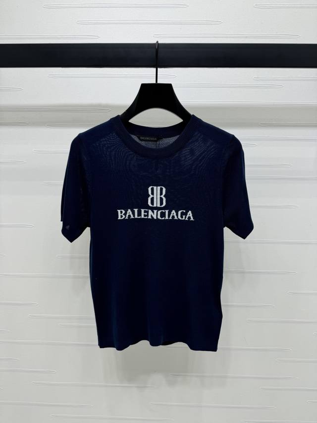 上新原单高端品质Balenciag* 2025春夏最新系列 字母徽标针织短袖 定制进口羊毛针织材质 柔软舒适 圆领针织短袖剪裁 版型包容身材 胸前撞色字母徽标