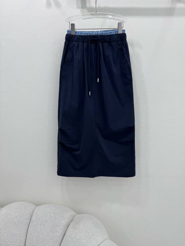 Miu Mi* 25春夏新品拼蓝色格纹双腰头直筒半裙 后开叉复古街头美感造型神器 工装工艺帅气又时髦 立体剪裁直筒版型上身巨显瘦日常通搭单品 完美做工品质看细节