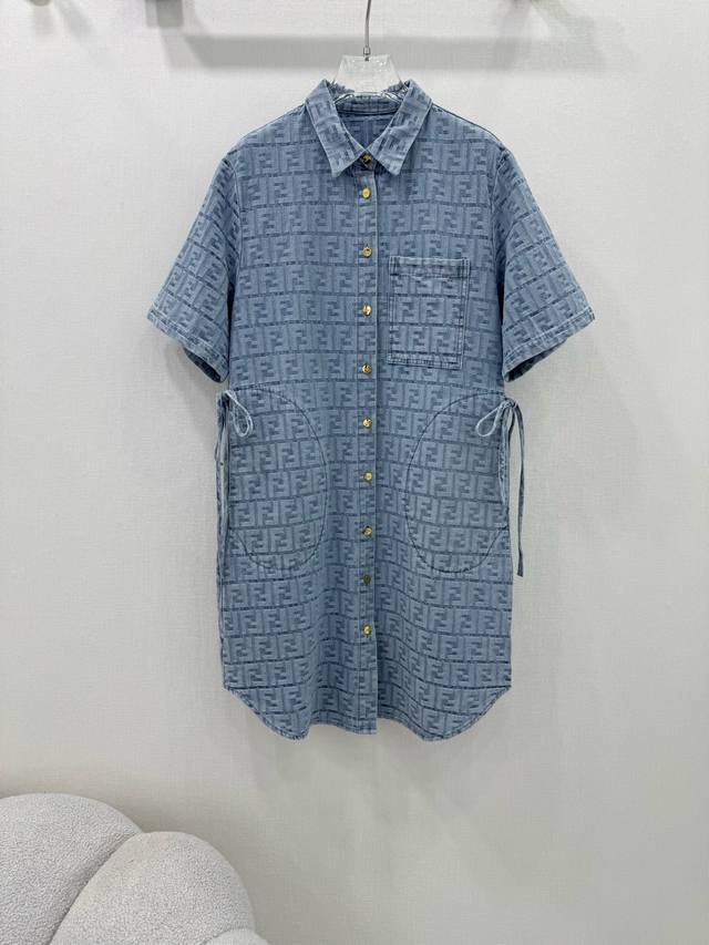 Fend*25新品 系列款同步上新啦连衣裙翻领外套短裤长裤 Yb定制五金洗水牛仔提花面料 通体双F印花 可甜可盐气质减龄时髦单品 翻领单排扣两侧抽绳可直筒可收腰