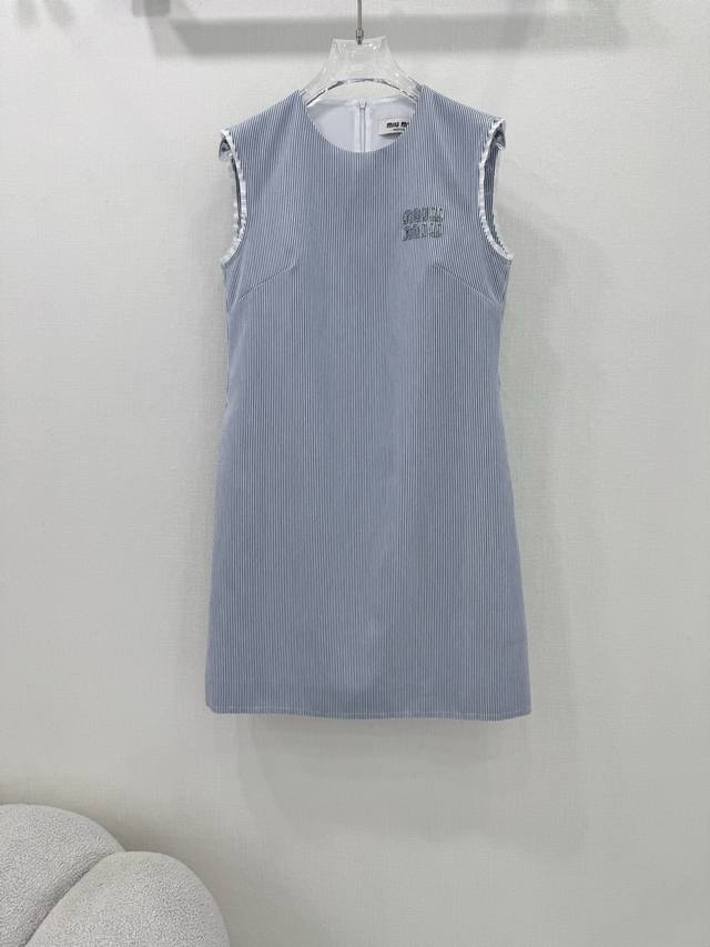 Miumi*25夏季新款满背心裙 经典微收腰H板型 马卡龙条纹 超级适合夏日的颜色 胸前饰以Miu贴布点缀以标志提升格调 版型百搭不挑人 做工品质看细节 上身修