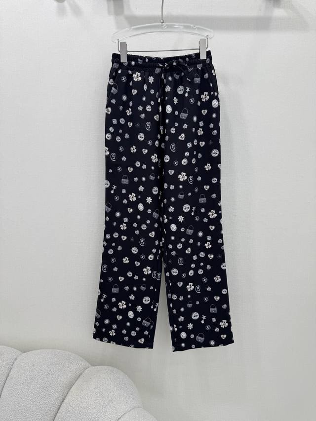 Chan*L 25夏季新款直筒阔腿裤 经典品牌印花添加了包包宝石元素 经典与潮流的碰撞 订制面料 精致的设计 不仅甜美又十分复古 气质少女感氛围直接拉满 满满的