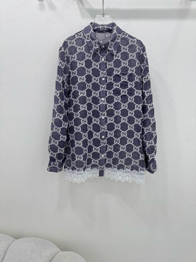 Gucc*G家25夏季新款提花半透视防晒衬衣 下摆拼接蕾丝设计 古家高级手工坊系列款 非常高级的进口高密度质地 满身立体提花 仔细看细节 都是很时髦的选择 上身