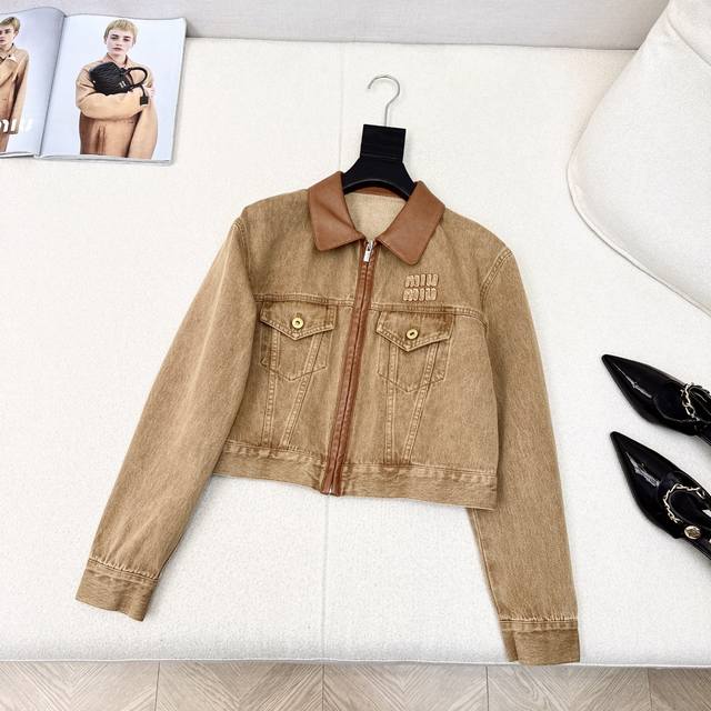 张元英同款 Miu 25Ss 春夏最新款拼皮装饰牛仔一系列落肩夹克外套+抺胸+半裙+长裤 今年新元素风向 帅到炸裂的牛仔面料拼接咖色皮边 上身既帅气又很飒姐 定