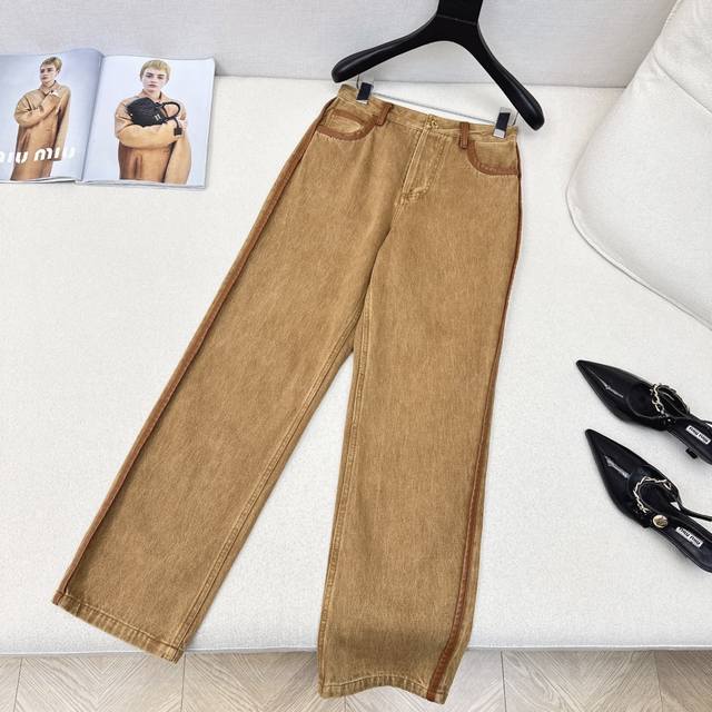张元英同款 Miu 25Ss 春夏最新款拼皮装饰牛仔一系列落肩夹克外套+抺胸+半裙+长裤 今年新元素风向 帅到炸裂的牛仔面料拼接咖色皮边 上身既帅气又很飒姐 定