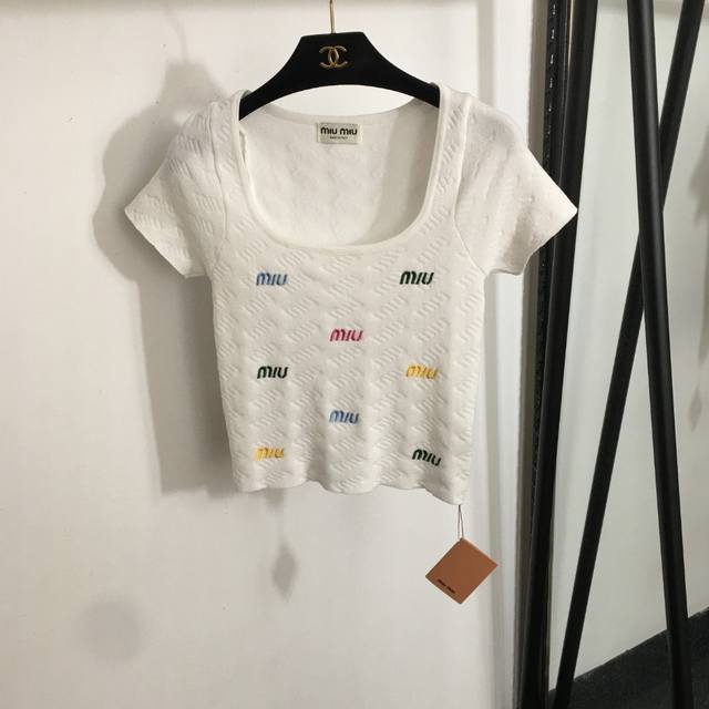 款号20252964 Miumi*新款 彩色Logo刺绣字母方领短袖针织衫上衣 白色 黄色 粉色 均码 胸围66 袖长16 长48