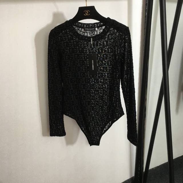 款号 8137 Dg*新款 植绒老花Logo长袖连体紧身衣 黑色 卡其色 S-Xl M码 肩宽36 胸围80 袖长58 总长67