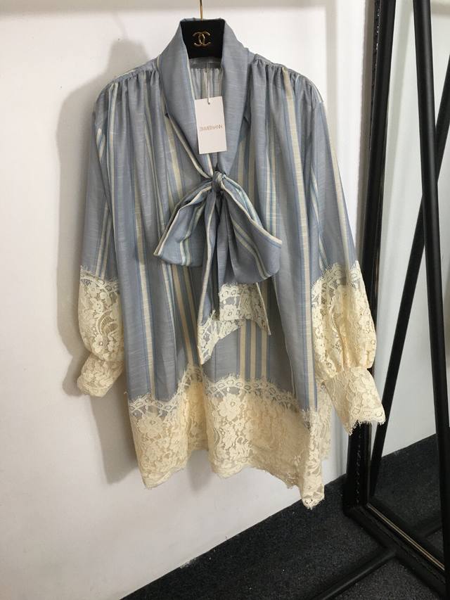 款号 3129 Zimmermann新款 重工蕾丝拼接下摆 撞色条纹蝴蝶结系带领灯笼长袖棉麻连衣裙 配吊带里衬 蓝色 粉色 S-Xl Xl码 胸围96 长63