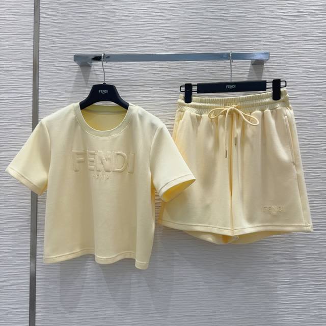 Fend* 2025Ss新款套装 又一款时尚达人的心头好 细节精致 每一件到手都是惊喜满溢 休闲套装 高级时装工艺 版型绝绝子 不挑身材 实用百搭 舒适与功能相