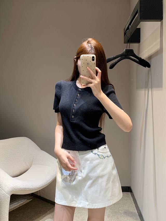 Chane*25Ss夏季新款 Coco沙滩系列短袖上衣丨独家高版出品 定制针织材质 定制五金纽扣 细腻肌理 柔软舒适通体竖纹肌理丰富视觉效果 搭配弹性十足的特性