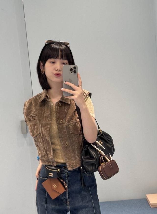 Miumi* 25Ss春夏新款 丝绒牛仔短款马甲外套丨独家Yb开发 高版出品 进口100%丝绒牛仔面料 酵素多重水洗 复古洋气 胸前标志性立体字母徽标 尽显品牌
