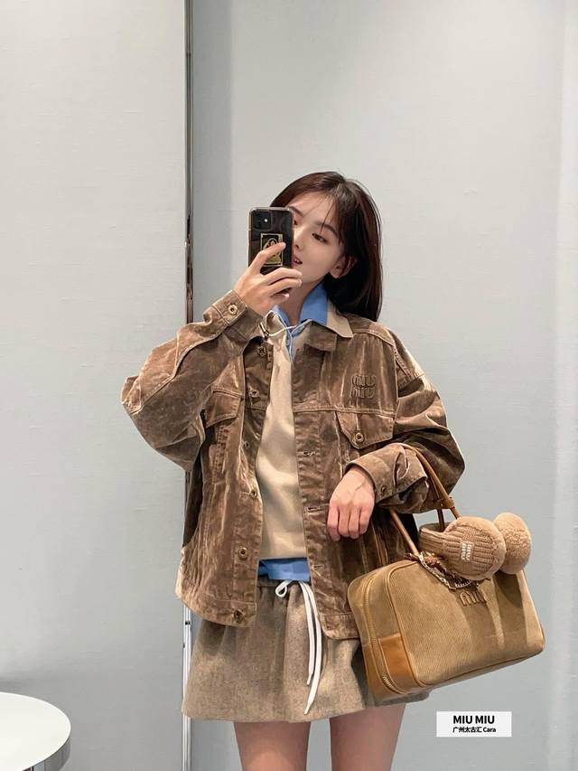 Miumi* 25Ss春夏新款 丝绒牛仔翻领单排扣外套丨独家Yb开发 高版出品 进口100%丝绒牛仔面料 酵素多重水洗 复古洋气 胸前标志性立体字母徽标 尽显品