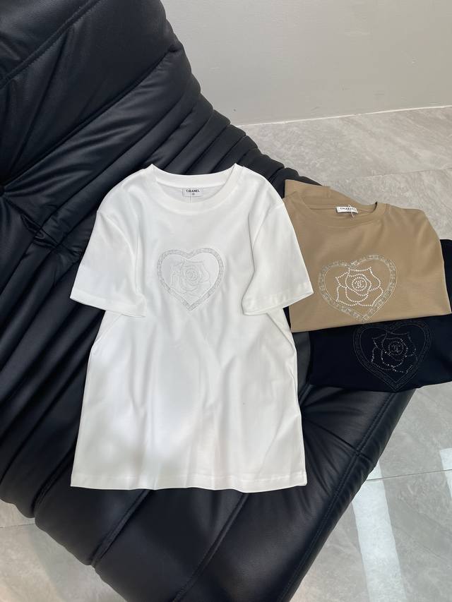 Chane*刺绣订珠山茶花 定制Yb丝光全棉材质 透气舒适 质感十足 常规短袖T恤裁剪 凸显品牌格调 采用克重纯棉制成 略带有弹力 呈现显瘦视觉效果 胸前立体水