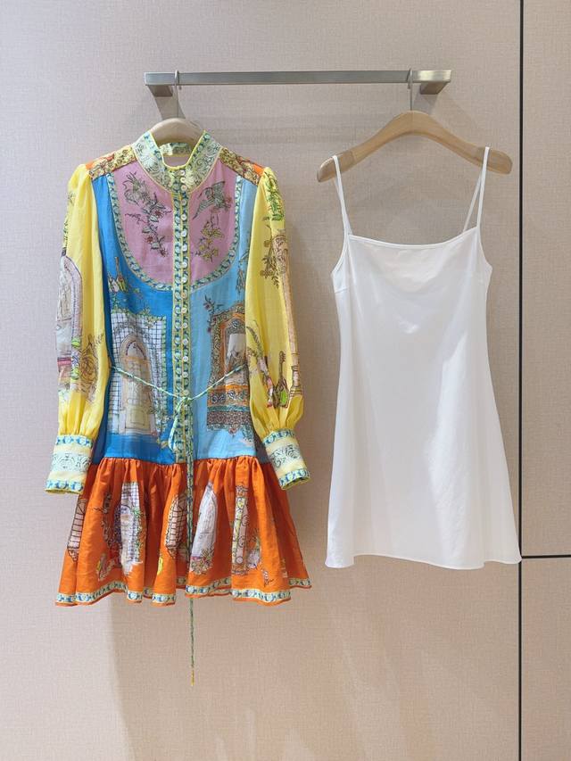 Alemai*S新品推荐 野花拼图度假风短款连衣裙 选用苎麻 棉质地定位大面积花卉印花 金典小立领设计 正面饰有贝母纽扣开合 长袖搭配泡泡灯笼袖袖口 平直拼接压