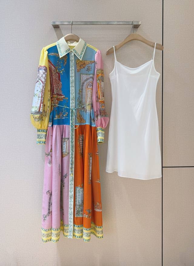 Alemai*S新品推荐 野花拼图度假风连衣裙 选用苎麻 棉质地定位大面积花卉印花 金典翻领设计 正面饰有隐藏式开合 长袖搭配泡泡灯笼袖袖口 平直拼接压褶下摆并