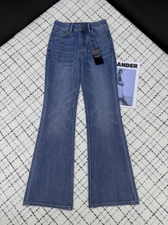 松弛的显瘦 Saint Lauren*25Ss 后袋经典刺绣金色Logo微喇牛仔裤 春夏真的很需要这种简洁的裤子来搭配 满是清新感 打破搭配的沉闷 一年四季可穿