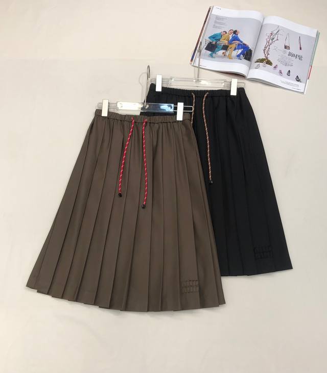 miumi* 25Ss 新款半裙字母刺绣装饰 松紧绳腰带 时尚大方 两色三码Sml