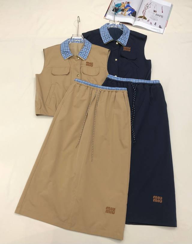 miumi* 25Ss新款格子领马甲外套半身裙套装 贴皮绣花装饰 简约气质 两色三码Sml