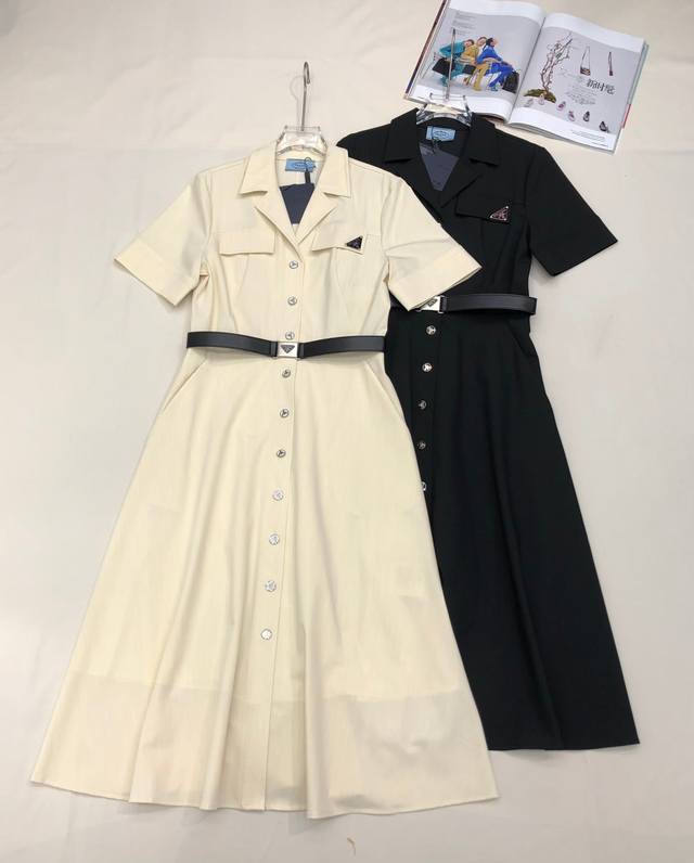 pr141 普拉达2025夏季新款连衣裙 翻领前排开扣设计 版型收腰配松紧腰带 两侧插兜口袋 上身高端大气 2色Sml