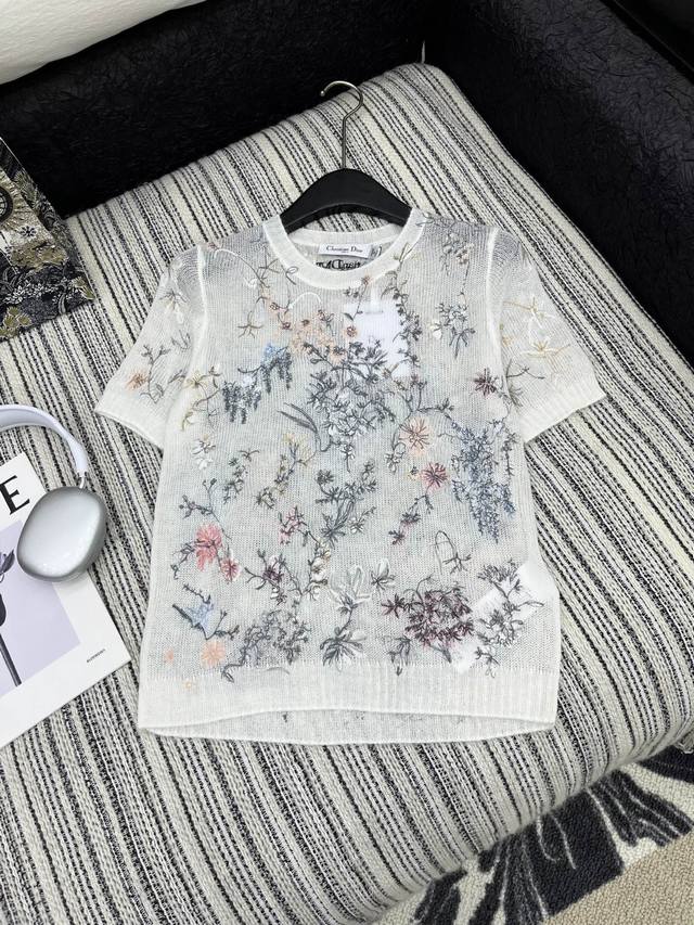爆款现货 原单品质 Dio* 25新品刺绣短袖针织衫 精致常规版型上身巨显瘦 定制重工工艺 低调奢华 时髦精必备单品解锁所有穿搭 认准我家品质 经典单品时髦又高