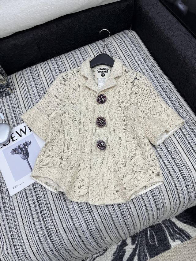 爆款现货 原单品质 Chan* 25中古系列水溶钩花翻领外套 设计高级又时髦 1:1订制重工面辅料 增添时尚格调 纯欲系搭配和谐 百搭王炸款 做工品质看细节 高