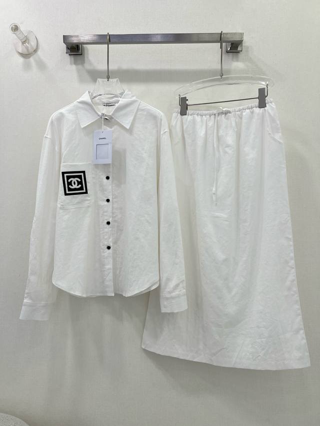 chane*苎麻套装 上身好看又洋气 整体简约高级 一套随性出门 慵懒感十足 麻料衬衫宽松有度 多种穿法 袖子可以自行调节 最主要还能防晒 半裙是松紧腰头设计
