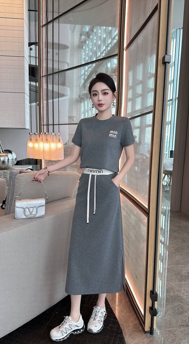 套装 藏青 灰色 Smlxlxxl 新款上新 2025春夏新款烫印卫衣上衣+松紧腰开叉半身裙套装两件套 高品质放心推 经典简约休闲套装 减龄甜美~~裙摆开叉 女