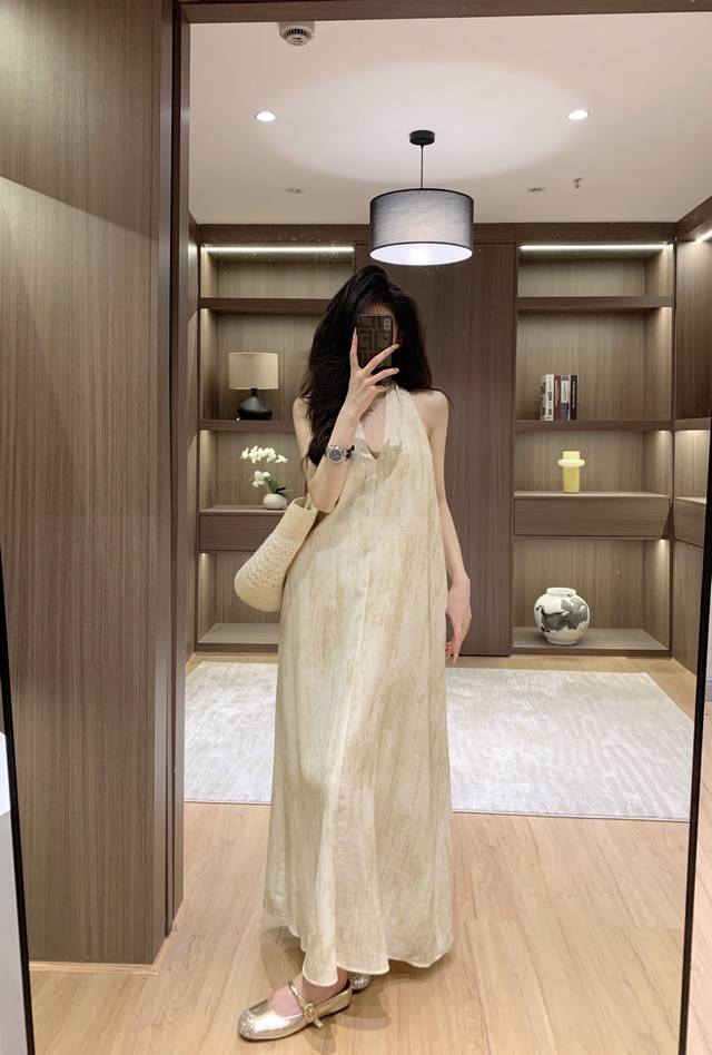 连衣裙 度假风扎染亚麻混纺挂脖V领连衣裙 挂脖款式 如丝带轻绕颈间 优雅展露迷人肩背线条 复古印花似时光绘卷 斑斓色块与精致纹样交织 满溢浓郁异域格调 裙摆层叠
