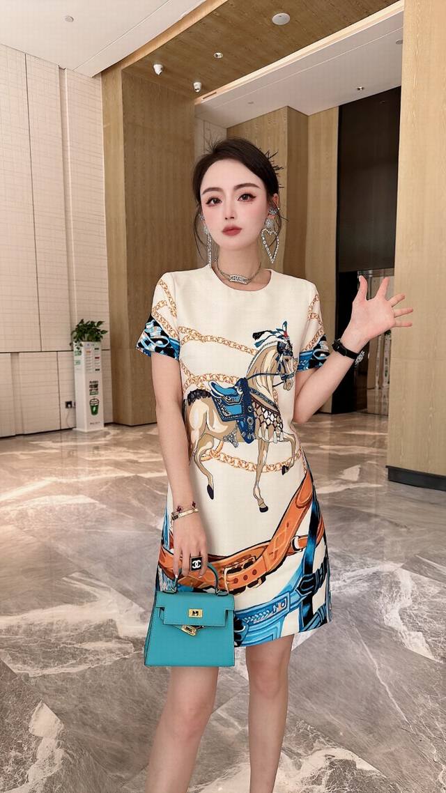 连衣裙 2670夏装爆款 爆款推荐 爱马仕新款连衣裙 定制款式 微收腰版型 大气简单款 大爆款 一直在翻单 每一件都是定位印花 主推款式 颜色:杏色 橘色 尺码