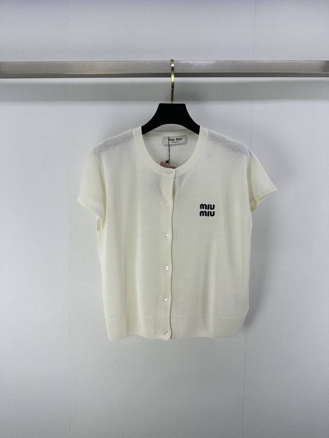 miumi* 上新细节 25 春夏最新圆领开衫背心 定制亚麻针织材质 细腻柔软 精致圆领剪裁 单排扣贝壳扣点缀 细节满分更为俏皮精致 胸前刺绣品牌徽标 彰显品牌