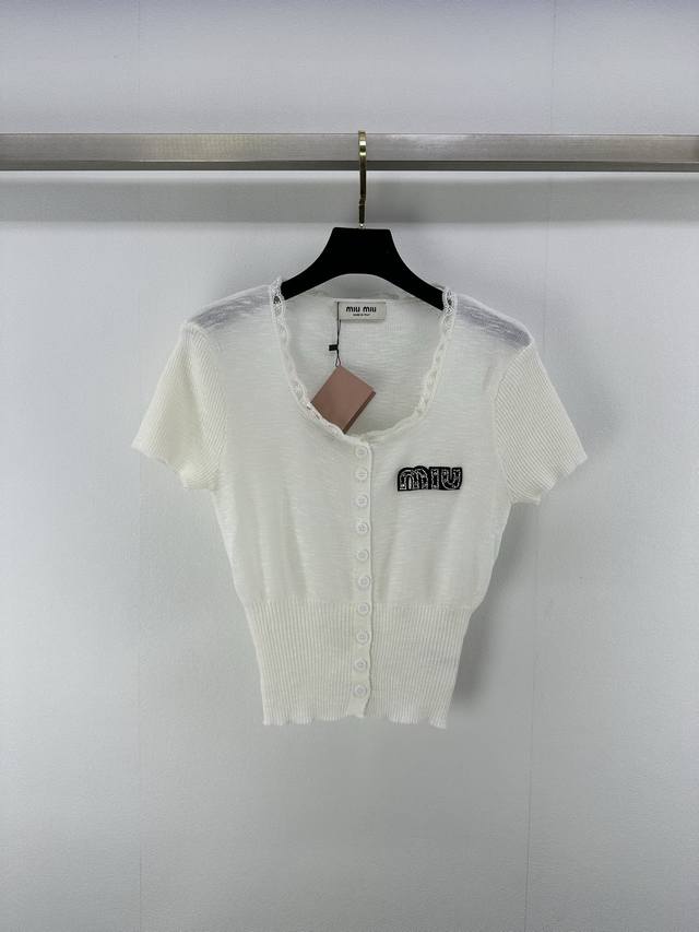 miumi*上新细节 25 春夏最新钉珠短袖 定制Yb进口亚麻织造 弹力舒适 透气好穿 U型针织短袖剪裁 美化头肩比例更显瘦 领前钉珠珠片+蕾丝边缘勾勒组合成效
