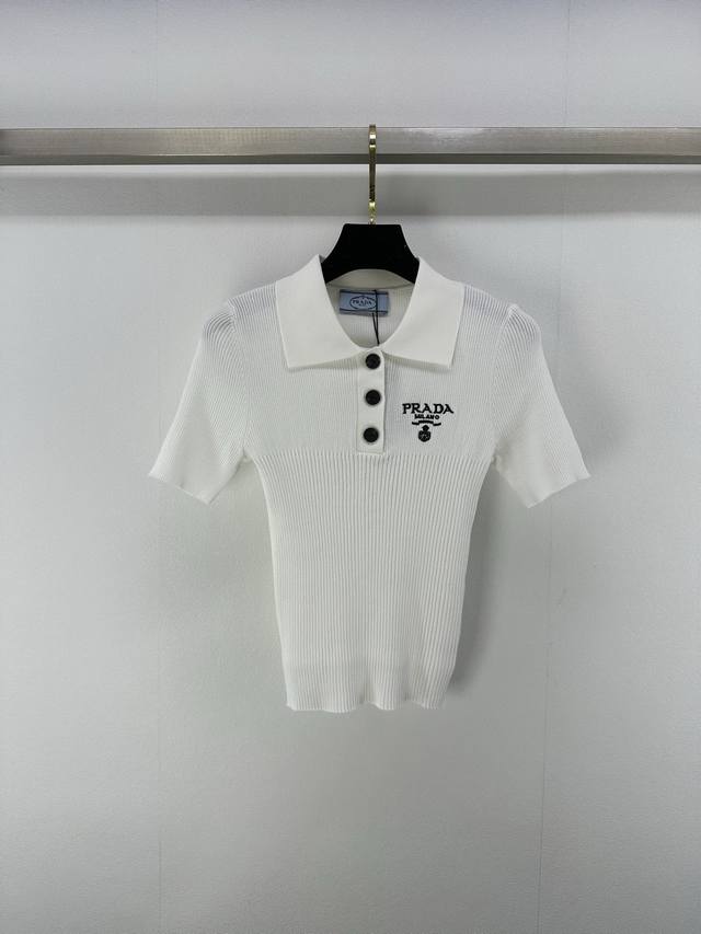 prad* 上新细节 25 春夏最新翻领针织短袖 定制天丝纱线织造 柔软亲肤 舒适有型 翻领针织短袖剪裁 前襟纽扣半开襟随心调节 通体素色螺纹包边 Logo刺绣