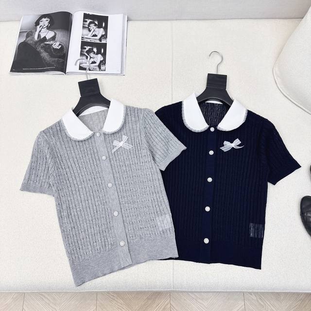 Miu 25Ss 春夏最新款减龄娃娃翻领短袖针织短袖减龄少女们一定要入 颜值高又好穿不得不爱 搭配牛仔裤叠穿 怎么搭配都很有气质 两色现货发售Sml S码 肩宽