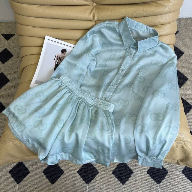 25春夏 G家 字母印花防晒套装 轻薄透气 透气轻薄柔软 翻领衬衫剪裁 设计 满副Gg点缀 整体视觉上松弛舒适Up 同样兼具时髦风格 日常时髦又可以防晒 两色三