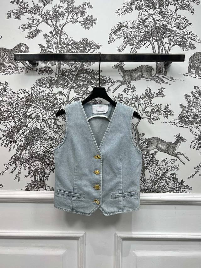 25春夏新款 异形扣牛仔马甲外套 V领设计 定制异形扣点缀低调又时髦 立体剪裁版型上身超级显瘦又时髦百搭 怀旧复古街头美感造型神器 重工复古牛仔面料质感超赞 随