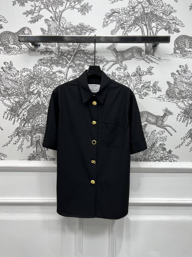 25春夏新款 异形扣翻领短袖衬衫 客供高质感纯棉面料 定制异性扣装饰 休闲气质百搭风 简单而丰富 干净又通透 将日常穿搭玩出花来 简单穿搭都能穿不腻看不厌 小宽