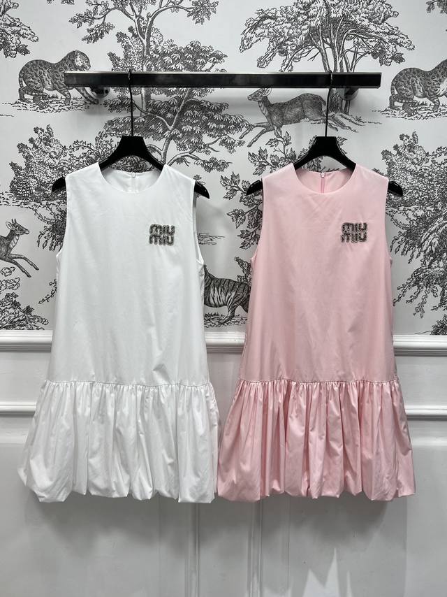 Miu 25春夏新款 背心花苞连衣裙 胸前水晶Logo点缀 出挑有气场 谁穿谁好看 版型剪裁超赞 很有修身感 又有余量 通勤出街都可 日常优雅都妥妥吸睛显气质